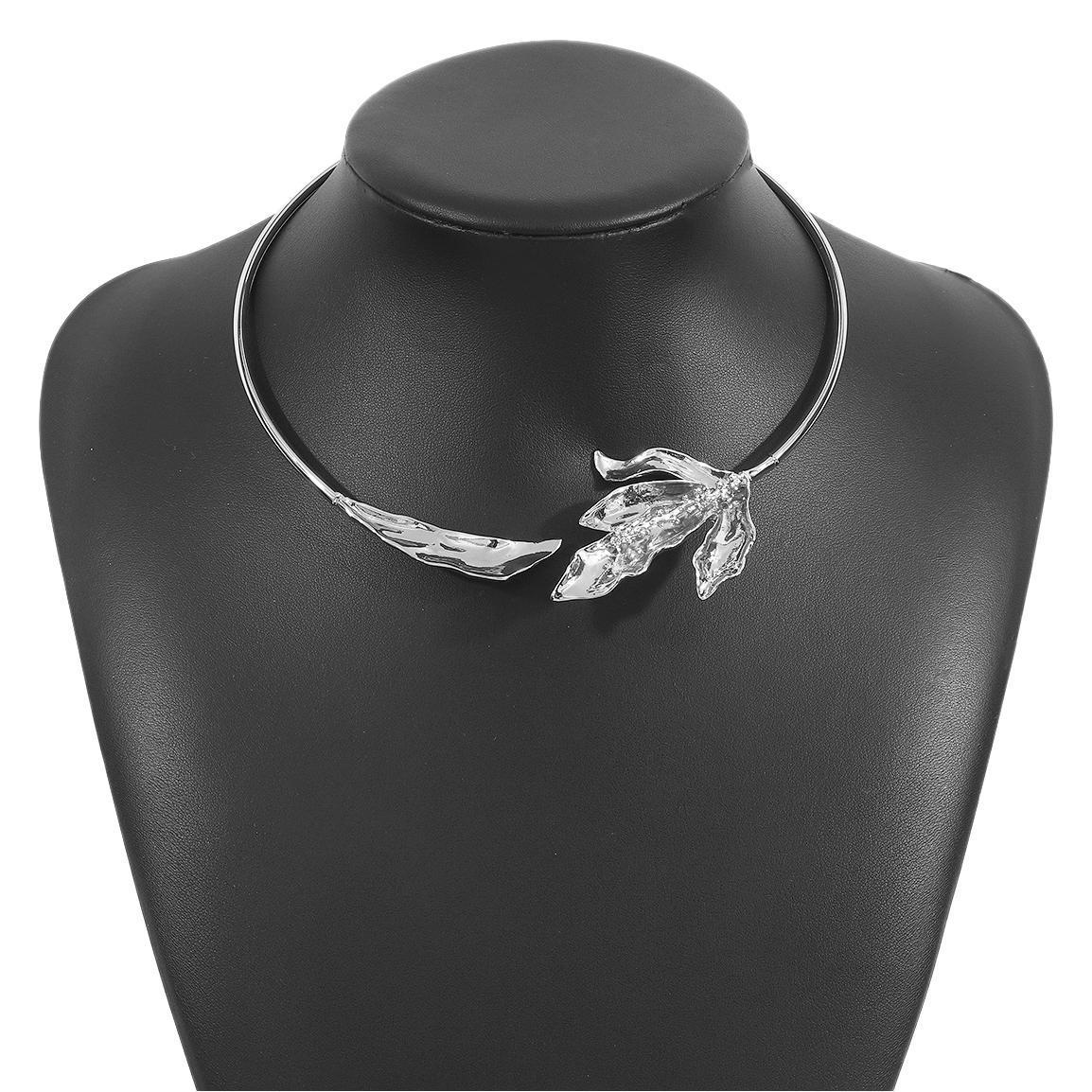 Retro Fashionable Leaf Necklace Opening