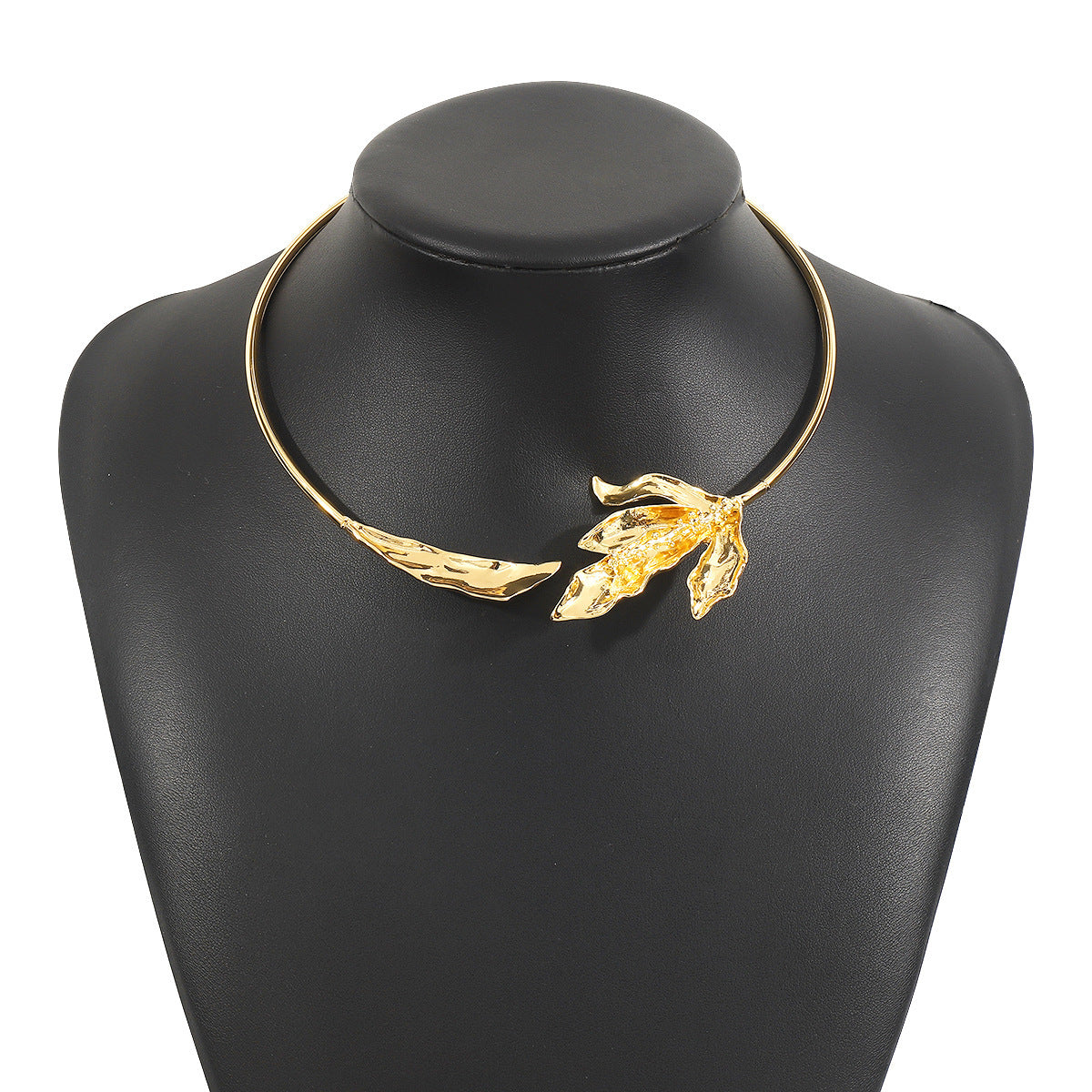 Retro Fashionable Leaf Necklace Opening