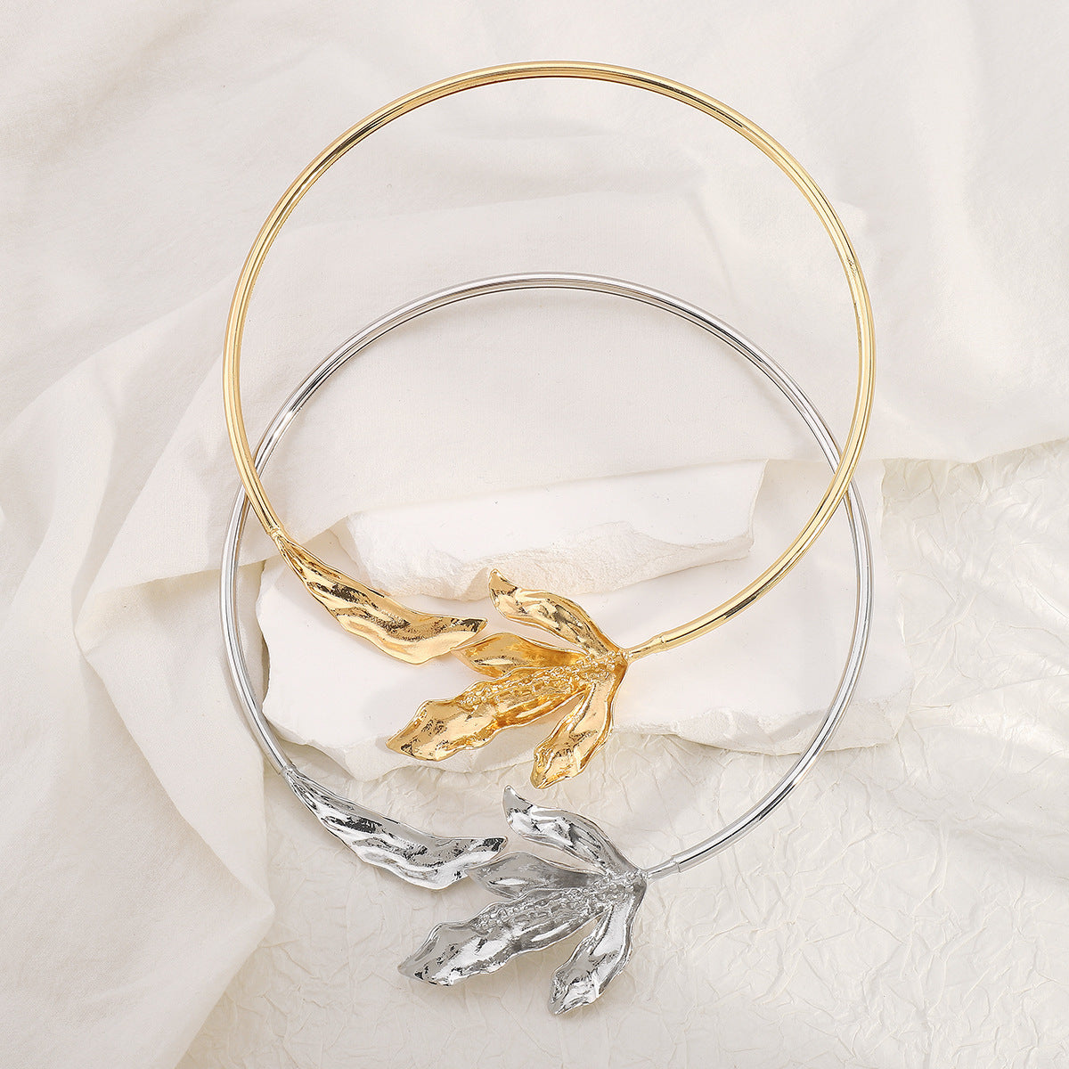 Retro Fashionable Leaf Necklace Opening