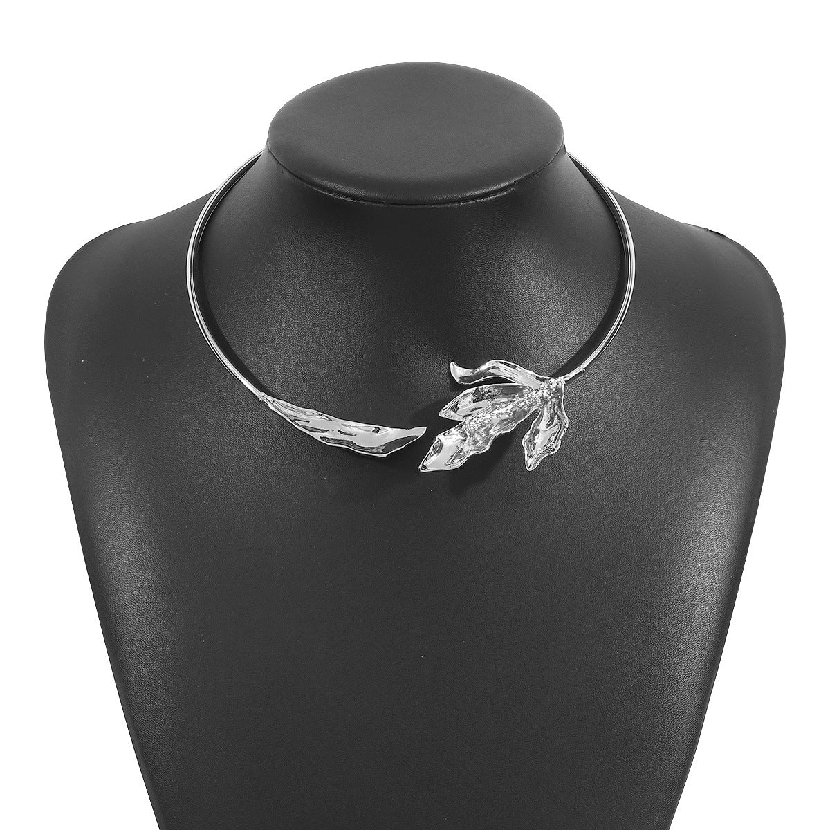 Retro Fashionable Leaf Necklace Opening